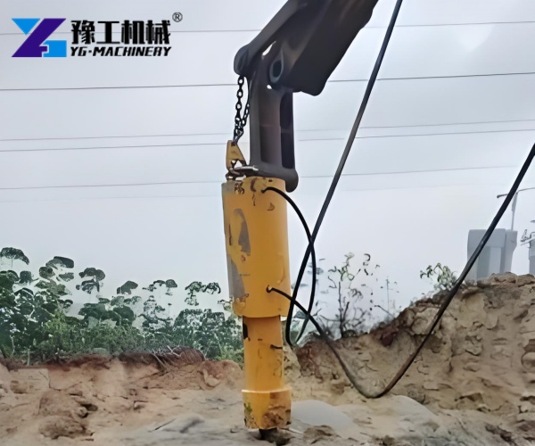 Excavator mounted rock splitting machine