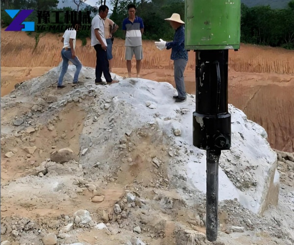 Heavy duty excavator mounted rock splitter