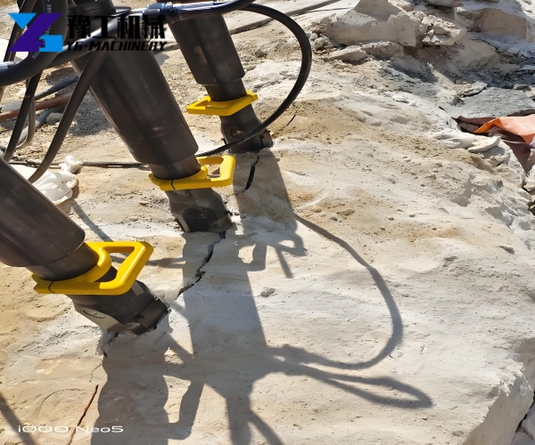 Multi-gun hydraulic rock splitter working